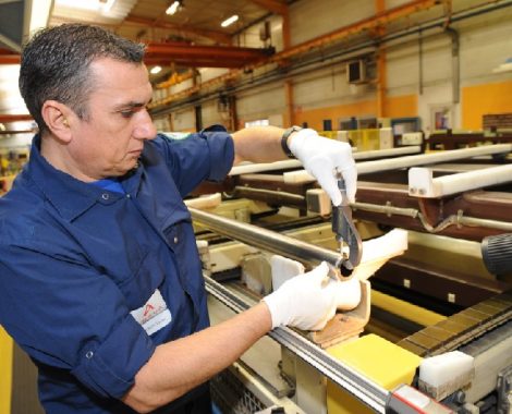 Inspection visuelle au contrôle final des tubes.  AREVA, Cezus, usine de Montreuil Juigné.