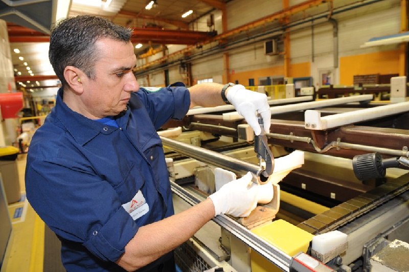 Inspection visuelle au contrôle final des tubes.  AREVA, Cezus, usine de Montreuil Juigné.