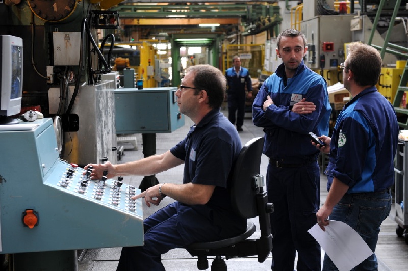 Equipe, Atelier laminage à froid, laminoir Frohling. AREVA, Cezus, usine de Rugles